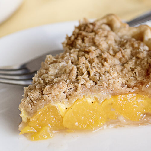 Delicious Peach Crumble Pie Recipe with Brown Sugar Topping