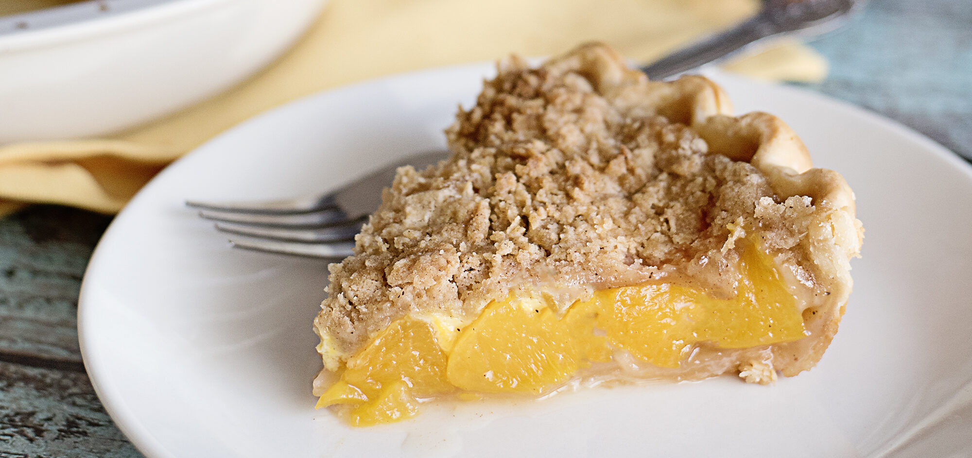 Delicious Peach Crumble Pie Recipe with Brown Sugar Topping
